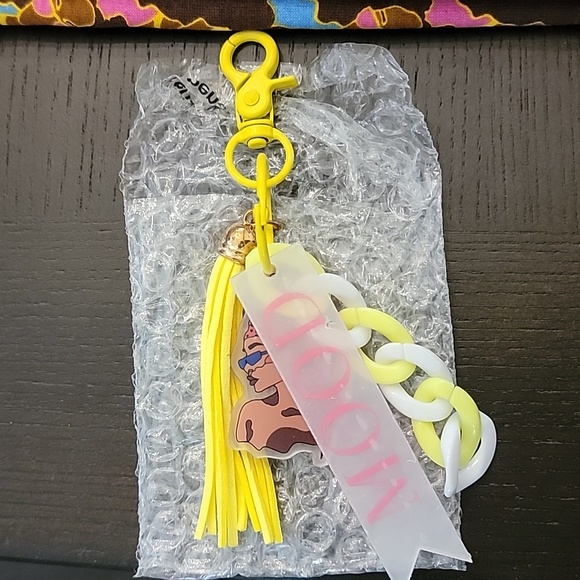 Izzy & Liv T-shirt & Keychain - Picture 3 of 3